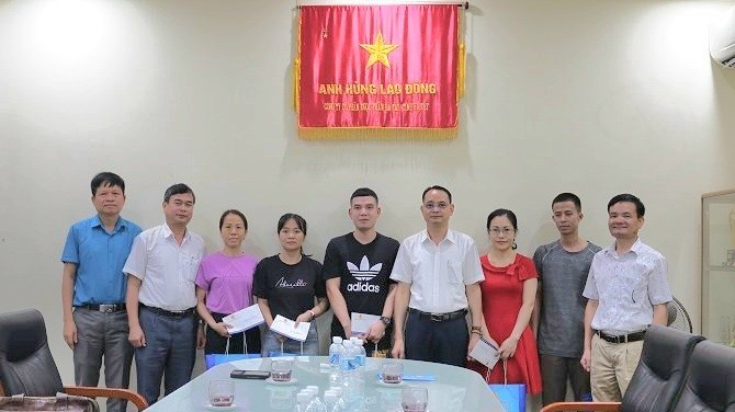 Công đoàn ngành Y tế Hà Nội thăm, tặng quà nhân viên y tế khó khăn tại 10 cơ sở