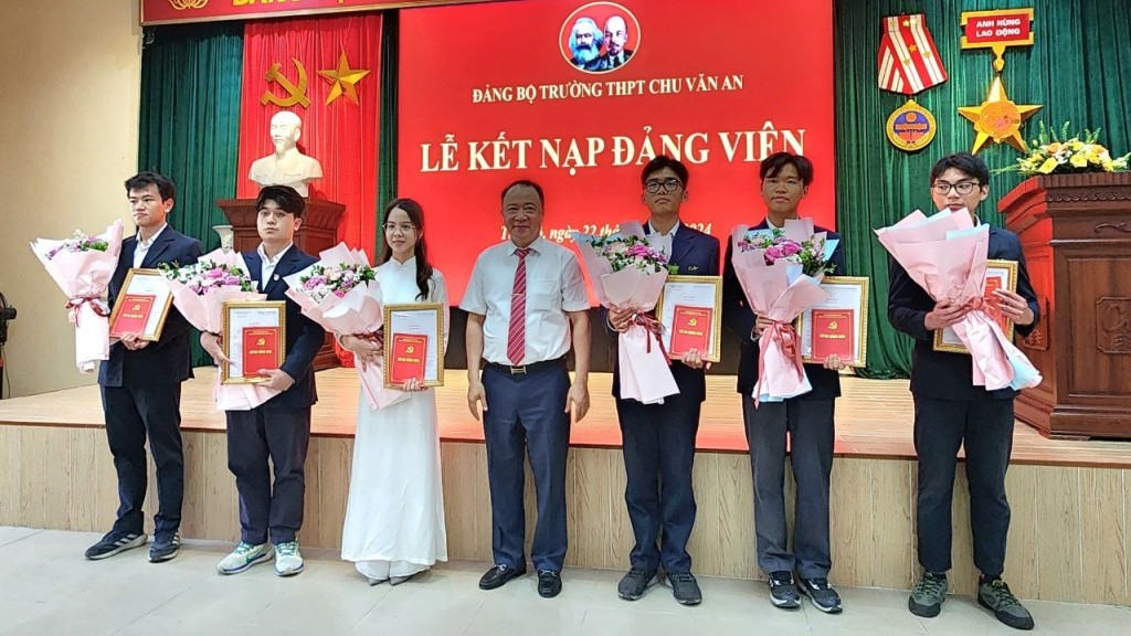 6 học sinh xuất sắc của Trường THPT Chu Văn An vinh dự được kết nạp vào Đảng