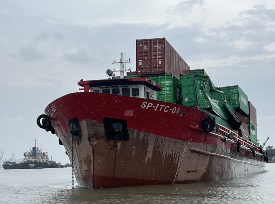 Sà lan va chạm với tàu nước ngoài, 9 container rơi xuống sông Đồng Nai