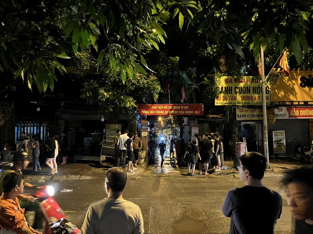 Nhanh chóng dập tắt cháy nhà dân giữa đêm khuya trên phố Lương Định Của