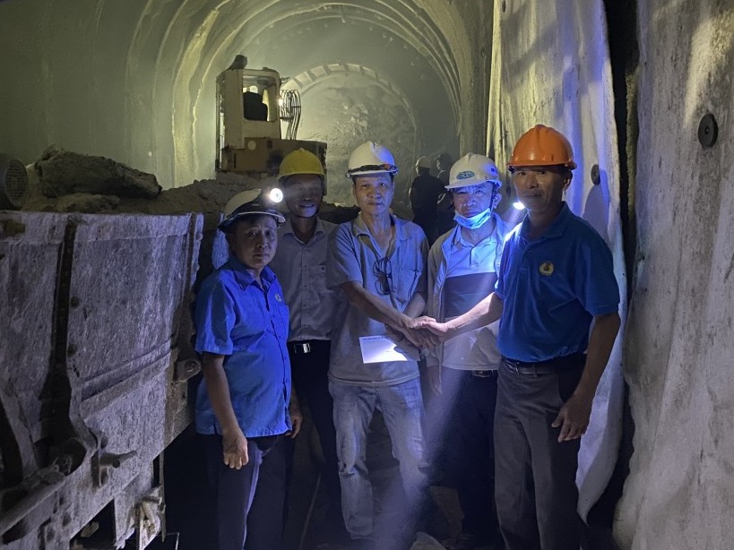Công đoàn Đường sắt Việt Nam: Thăm, động viên NLĐ đang khắc phục sạt lở hầm đường sắt tại Phú Yên