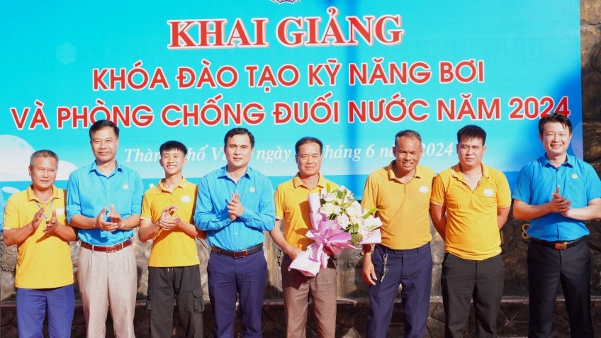Tổ chức lớp học bơi cho con của đoàn viên tại Nhà Văn hoá Lao động tỉnh Nghệ An