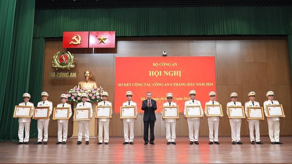 Giám đốc Công an thành phố Hà Nội vinh dự được trao tặng Huân chương Chiến công hạng Nhất