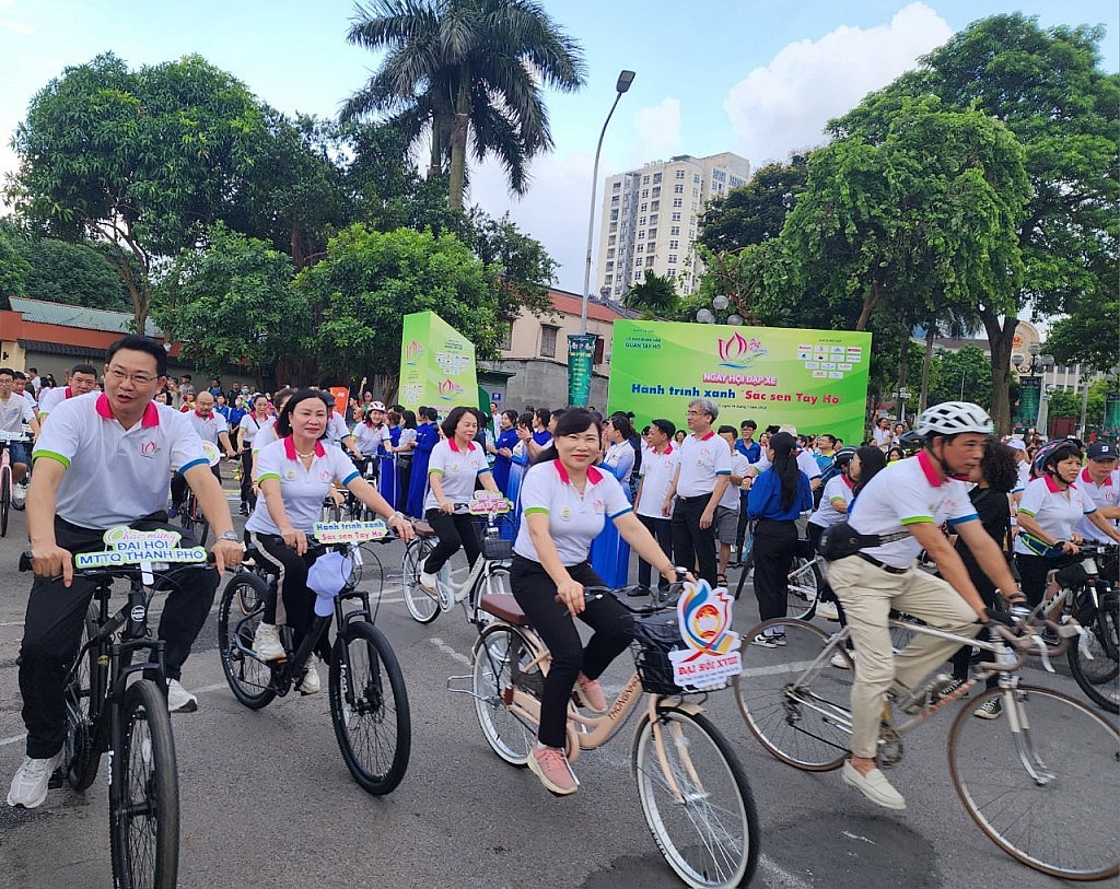 Sôi động Ngày hội đạp xe hành trình xanh “Sắc sen Tây Hồ”