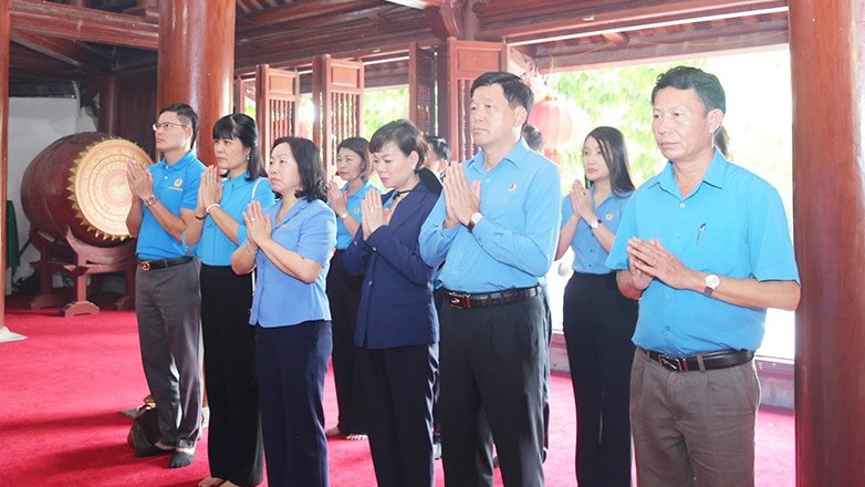 Đoàn công tác Tổng LĐLĐ Việt Nam tri ân các anh hùng liệt sĩ tại Nghệ An