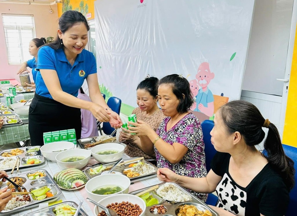 “Bữa cơm Công đoàn”:  Thắm tình đoàn kết, ấm lòng người lao động