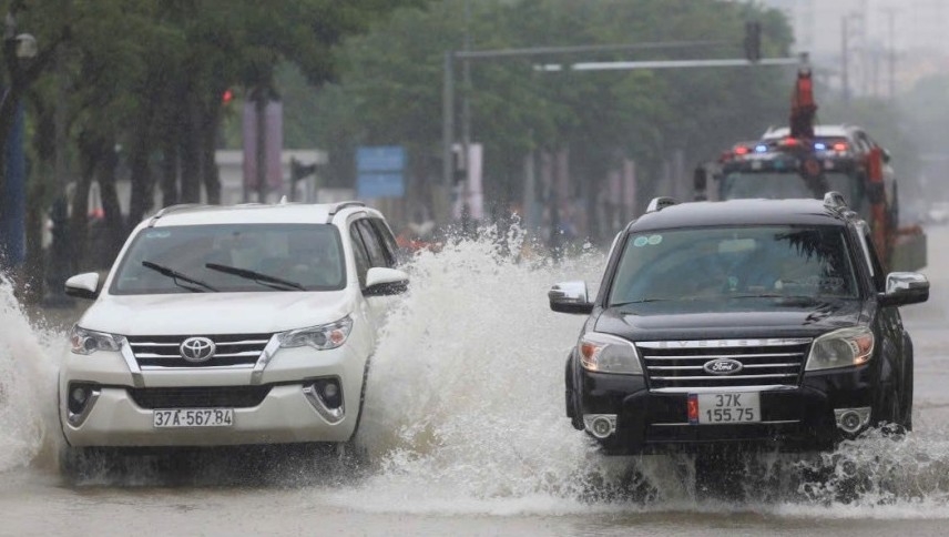 Thành phố Vinh nhiều phương tiện chết máy do mưa to, ngập sâu