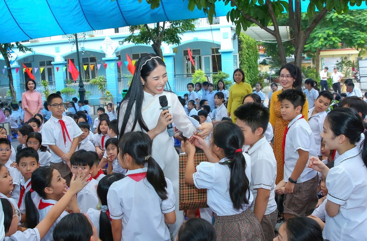 Hoa hậu Ngọc Hân làm giám khảo cuộc thi vẽ tranh về bảo vệ môi trường trong học đường