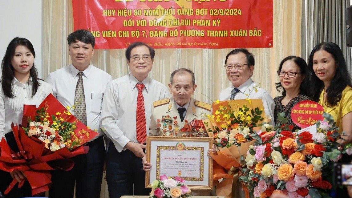 Quận ủy Thanh Xuân trao Huy hiệu 80 năm tuổi Đảng tặng Thiếu tướng Bùi Phan Kỳ