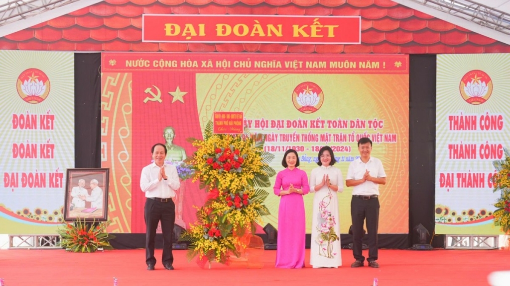 Bí thư Thành ủy Hải Phòng chung vui Ngày hội Đại đoàn kết toàn dân tộc với nhân dân xã Hữu Bằng