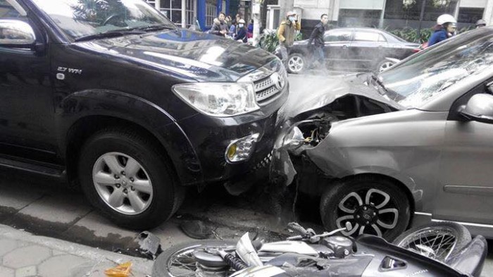 Xe Kia morning gây tai nạn làm hai người  bị thương nặng