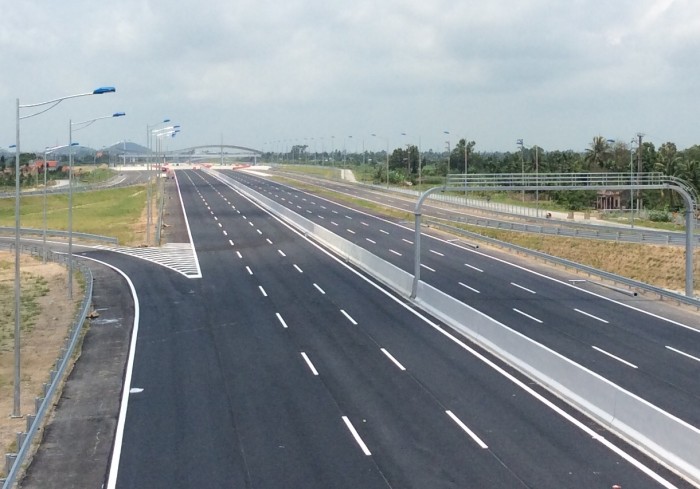Nghịch lý vận tải trên đường cao tốc Hà Nội - Hải Phòng