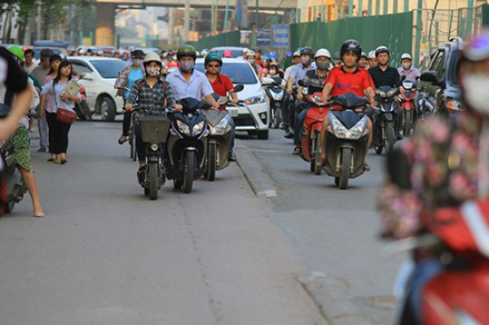 Những cái “bẫy” nguy hiểm  trên đường phố Hà Nội