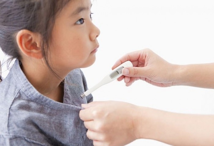 Trẻ bị sốt quá cao: Không thể xem thường