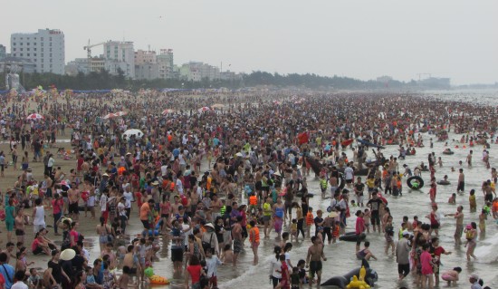 Dịp nghỉ lễ lượng khách đổ về biển Sầm Sơn đạt mức kỷ lục