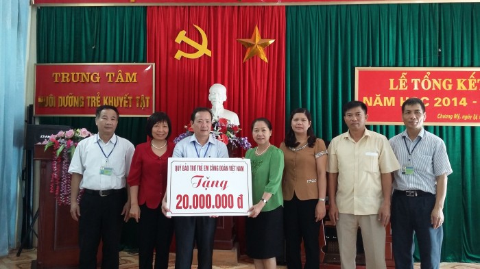 Quỹ bảo trợ trẻ em CĐ Việt Nam trao quà cho trẻ em huyện Chương Mỹ