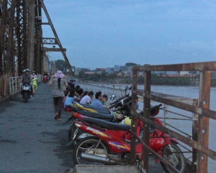 Lộn xộn trên cầu Long Biên: Cần xử lý dứt điểm