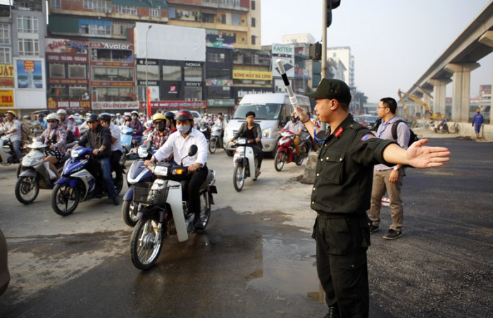 Cảnh sát cơ động xuống đường: Giao thông Hà Nội thông thoáng