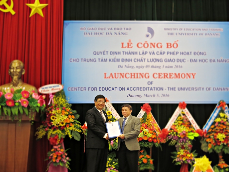 Thứ trưởng Bộ GD - ĐT Bùi Văn Ga trao Quyết định thành lập Trung tâm kiểm định chất lượng giáo dục tại ĐH Đà Nẵng