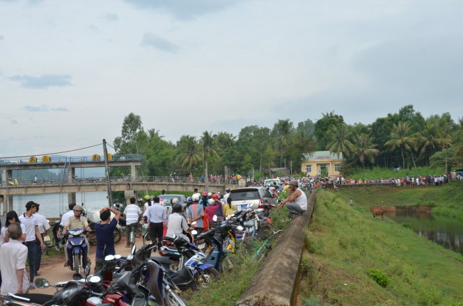 Đông đảo người dân đến địa điểm xảy ra vụ việc - Ảnh: Nguyễn Cát