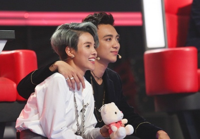 cac hlv dong loat mang do choi len san khau de chieu du thi sinh the voice kids