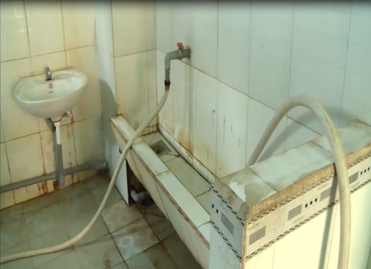 Bên trong nhà vệ sinh tại một trường chuẩn quốc gia ở Bình Dương. Các thiết bị vệ sinh cáu bẩn, bốc mùi hôi thối (Ảnh: Kim Hiệp)