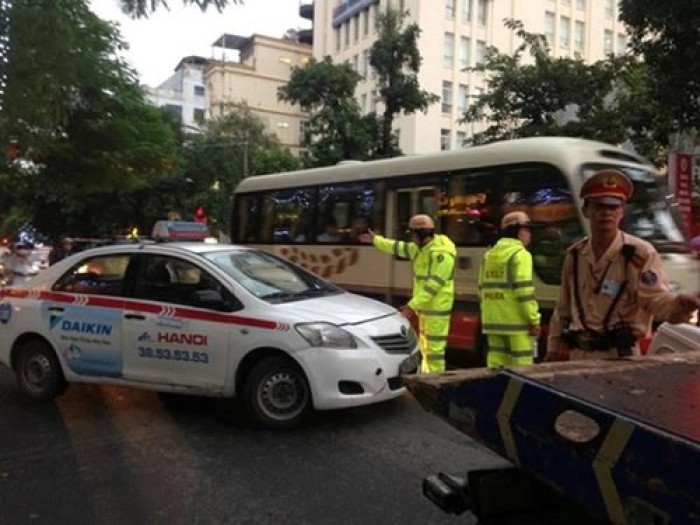 Xử lý nghiêm lái xe taxi chống đối CSGT