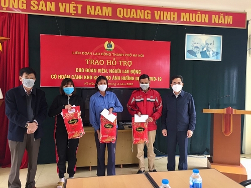 Lãnh đạo Liên đoàn Lao động Hà Nội thăm, trao hỗ trợ cho người lao động khó khăn - Ảnh 1.
