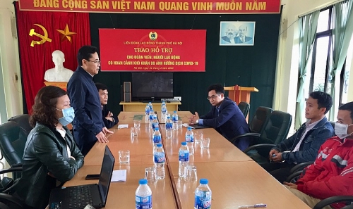 Lãnh đạo Liên đoàn Lao động Hà Nội thăm, trao hỗ trợ cho người lao động khó khăn - Ảnh 2.