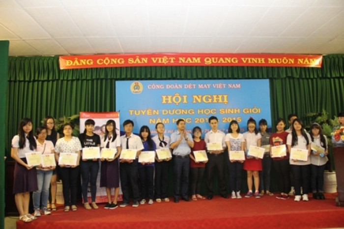 CĐ Dệt May Việt Nam khen thưởng các cháu học sinh giỏi