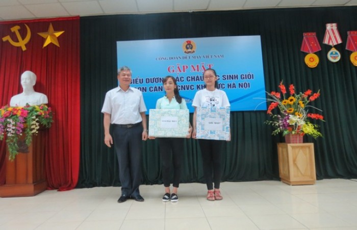 CĐ Dệt May Việt Nam khen thưởng các cháu học sinh giỏi