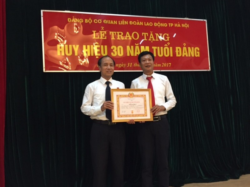 hieu truong truong trung cap cong doan ha noi duoc trao tang huy hieu 30 nam tuoi dang