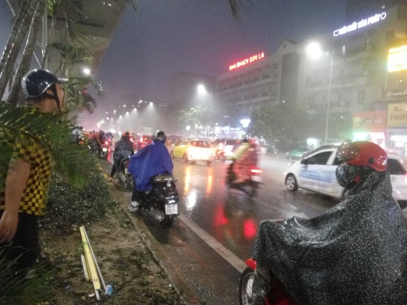 Giao thông trên nhiều tuyến phố hỗn loạn vì mưa giông