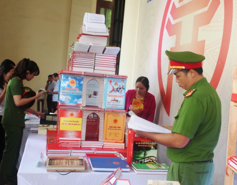 huyen ba vi nang cao y thuc cho nguoi dan qua cong tac pho bien giao duc phap luat