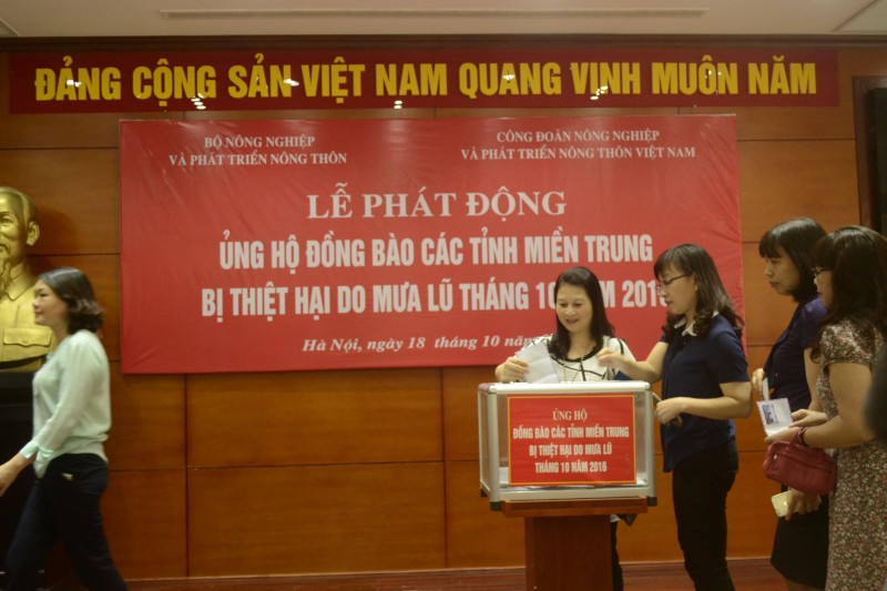 phat dong quyen gop ung ho nhan dan mien trung bi lu lut