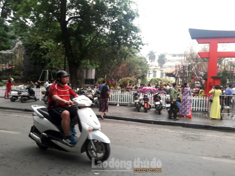 nhieu nguoi vo tu phong xe may tren pho di bo ho guom