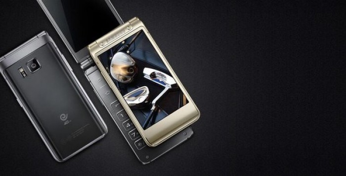 Smartphone nắp gập sang chảnh của Samsung có giá tới 35,5 triệu đồng
