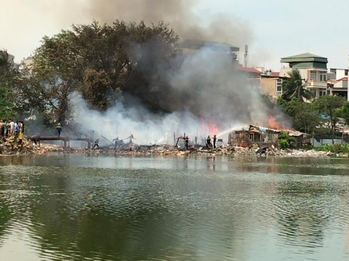 Cháy lớn tại khu nhà tạm ven hồ Linh Quang