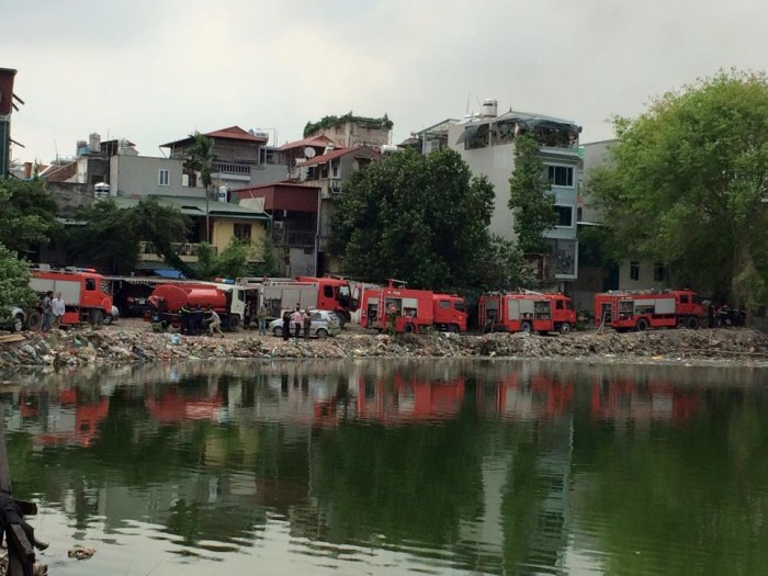Cháy lớn tại khu nhà tạm ven hồ Linh Quang