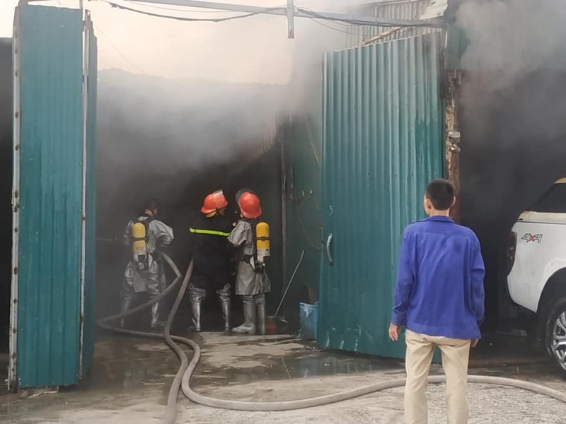 ha noi chay tai khu nha xuong ben duong nguyen xien nhieu tai san bi thieu rui