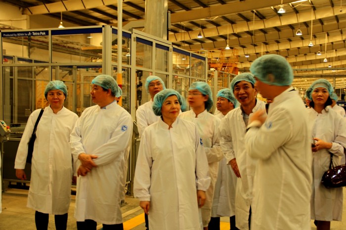 Đoàn Tham tán thương mại, công sứ thăm siêu Nhà máy sữa của Vinamilk
