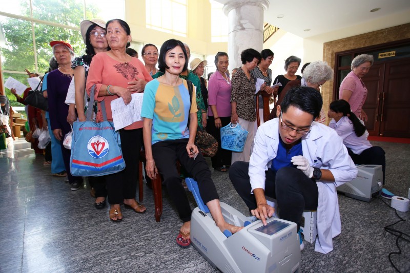 vinamilk cham soc suc khoe cho 1000 nguoi cao tuoi tai tpho chi minh