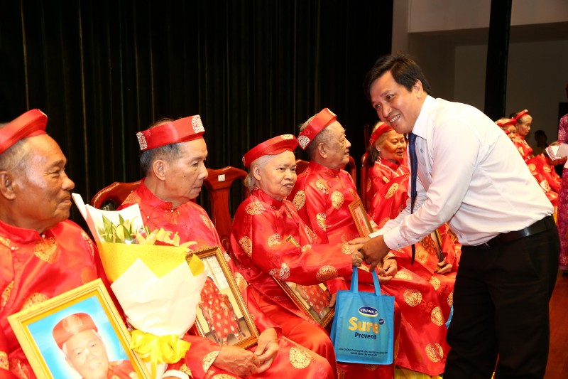 vinamilk cham soc suc khoe cho 1000 nguoi cao tuoi tai tpho chi minh