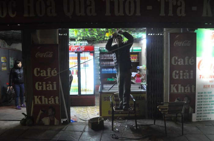 Nam thanh niên lao vào quán cafe đập phá, tự cứa cổ