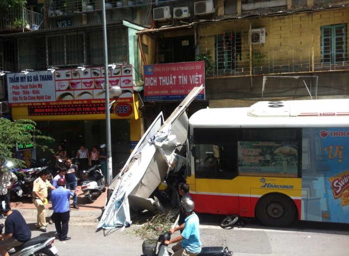 Hà Nội: Xe buýt mất lái cuốn nhiều xe máy vào gầm