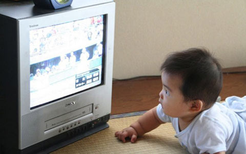 Kết quả hình ảnh cho trẻ xem tivi