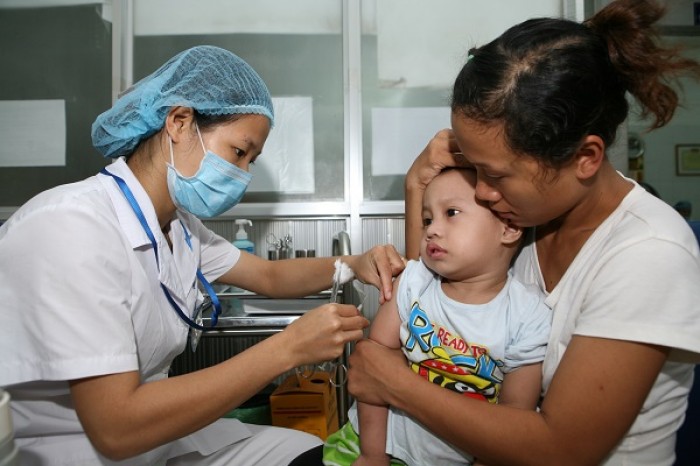 Nghiêm cấm tiêm vắc-xin cho trẻ tại nhà