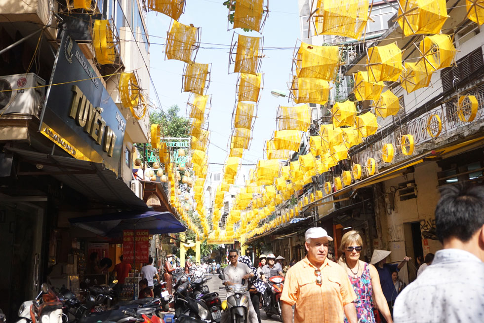 pho co ha noi ruc sac vang ong cua hang tram guong quay to