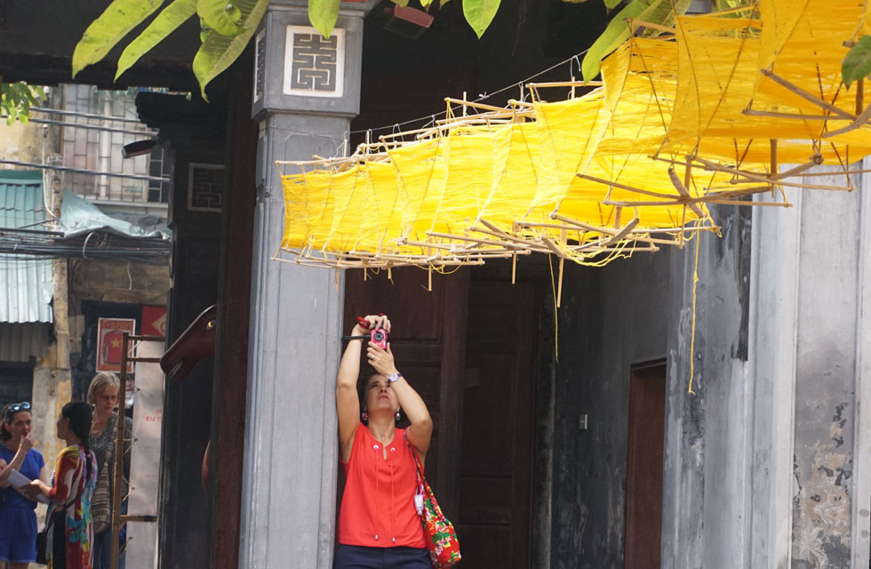 pho co ha noi ruc sac vang ong cua hang tram guong quay to