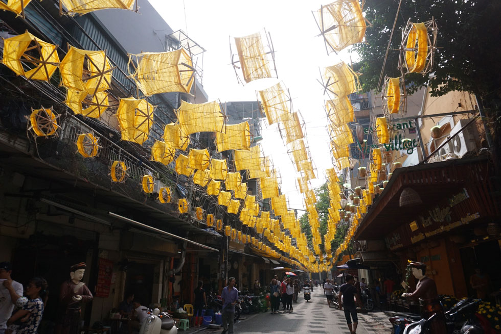 pho co ha noi ruc sac vang ong cua hang tram guong quay to